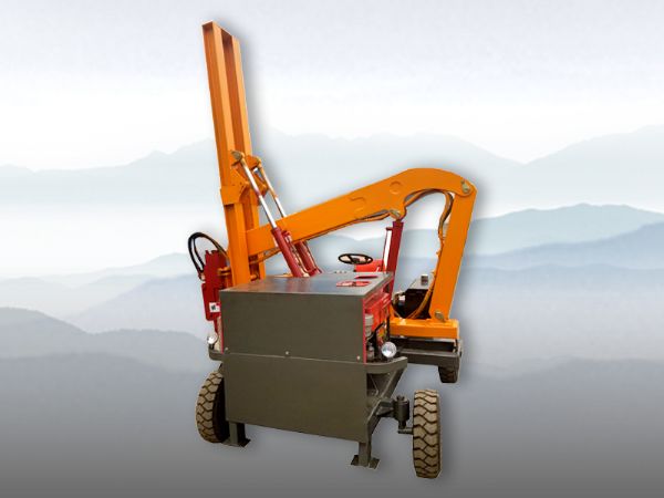 自製底盤小型護欄打樁機