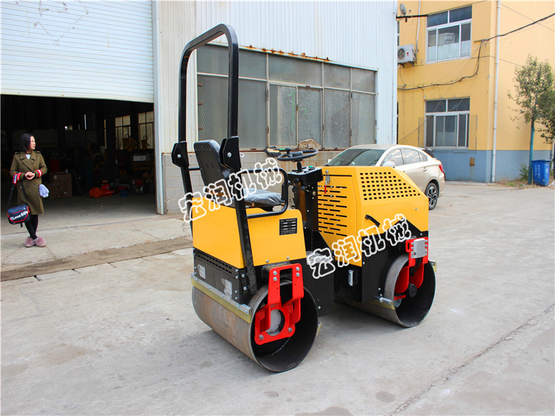 全液壓振(zhèn)動壓路機