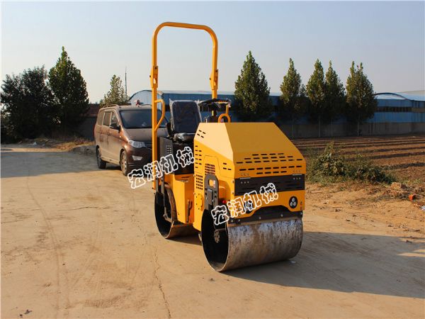 小型振動壓路（lù）機