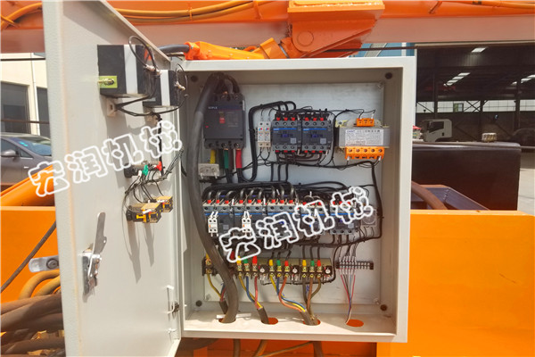 91网站履帶式(shì)長螺旋鑽孔機試機發貨