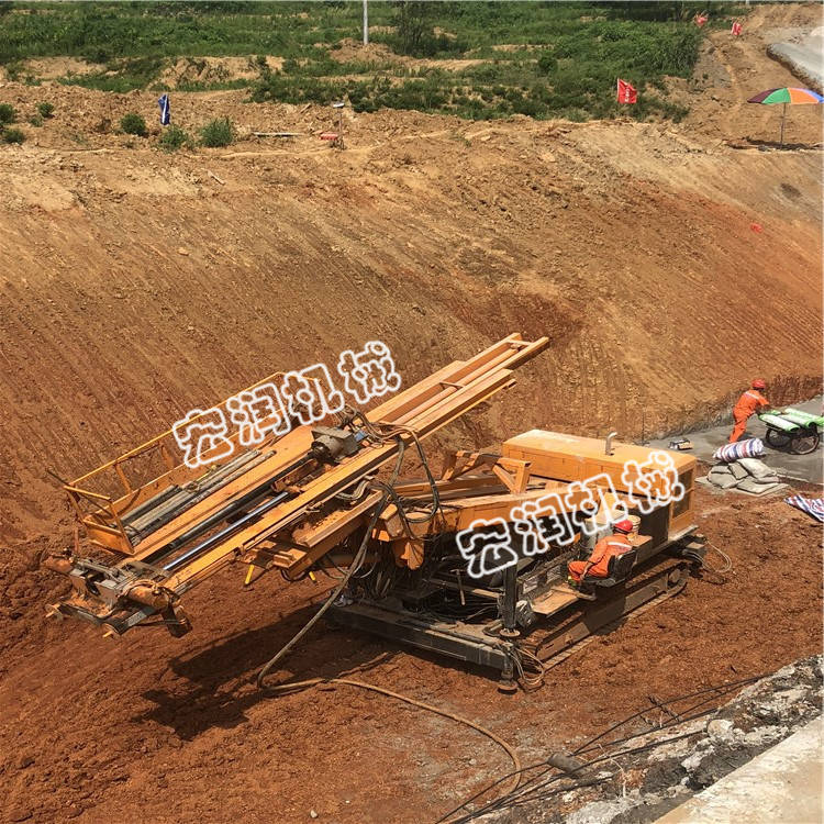 濟寧91网站履帶式護坡錨固鑽(zuàn)機施工現場