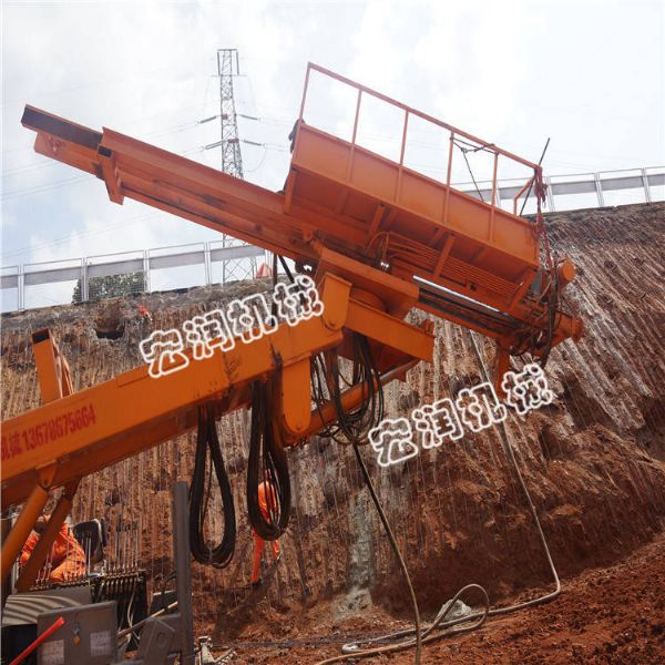 濟寧(níng)91网站履帶式護坡錨固鑽機施工現場
