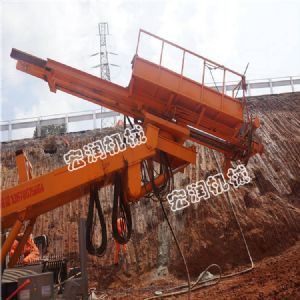 濟寧宏（hóng）潤履帶（dài）式護坡錨（máo）固鑽機施工現（xiàn）場