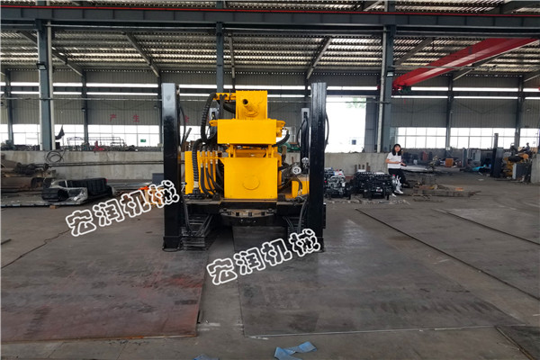 履帶（dài）式全液壓水井鑽機（jī）