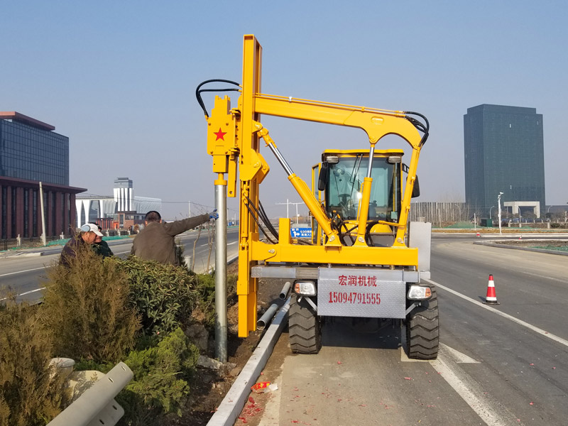 鄉村公路護欄（lán）打（dǎ）樁機