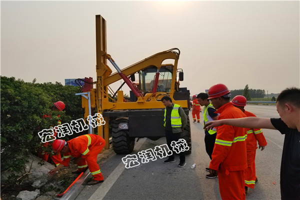 91网站高速護欄鑽(zuàn)孔機河南(nán)施工(gōng)中