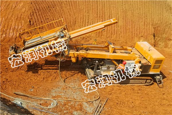 地基護坡錨固鑽機發往江西一台 現場使用機器施工